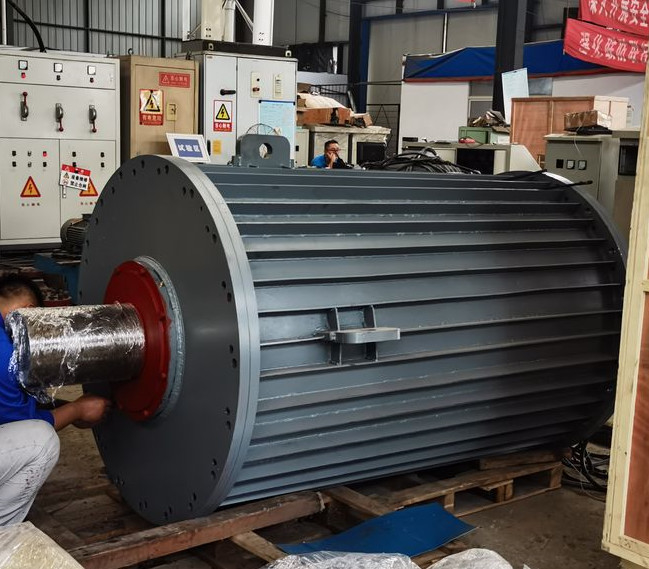 20RPM 100RPM เครื่องผลิตแม่เหล็กถาวร 3 ขั้นตอน เครื่องผลิตแม่เหล็กถาวรต่ํา 200KW 500KW เครื่องผลิตแม่น้ําแม่น้ํา PMG Inverter