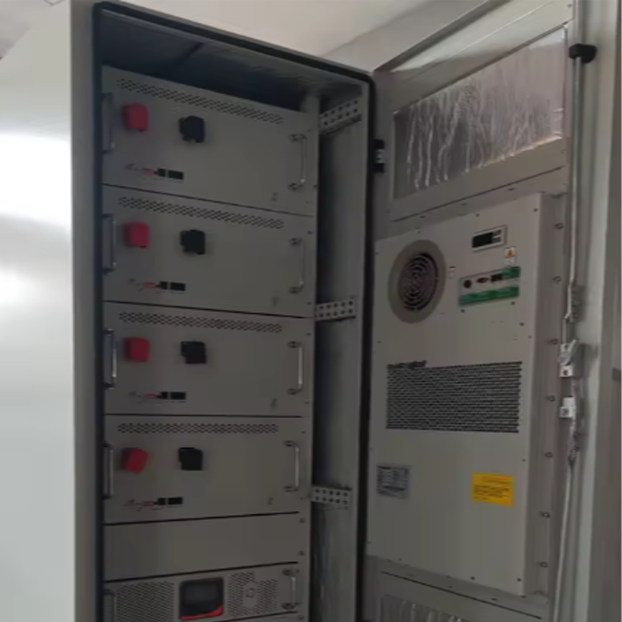 ตู้แบตเตอรี่กลางแจ้งแบบโมดูลาร์ปรับขนาดได้ 51.2V พร้อมระบบระบายความร้อนด้วยอากาศอุตสาหกรรมสำหรับการจัดเก็บพลังงาน
