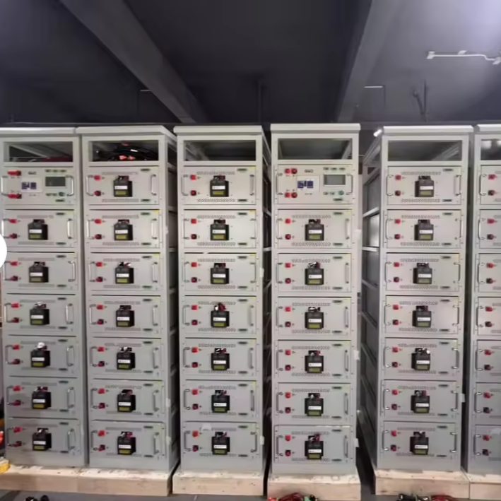 แบตเตอรี่ลิธีียมความดันสูง ความลึกของการปล่อยของมากกว่า 80 เปอร์เซ็นต์ Smart BMS และอุณหภูมิการทํางานลบ 20 ถึง 65 เซลเซียส
